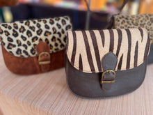 Load image into Gallery viewer, Clamshell Handbag