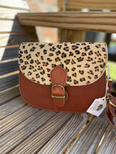 Load image into Gallery viewer, Clamshell Handbag