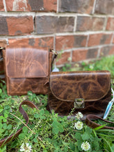 Load image into Gallery viewer, Clamshell Handbag