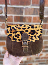 Load image into Gallery viewer, Clamshell Handbag